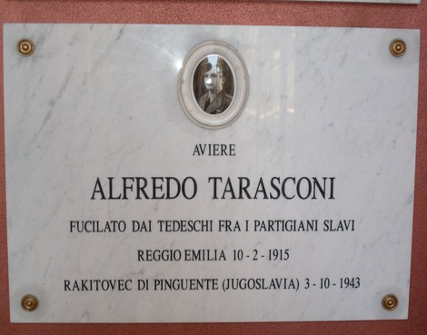 Targa commemorativa in onore di Alfredo Tarasconi, aviere ucciso dai tedeschi a Bibbiano durante la Seconda Guerra Mondiale.