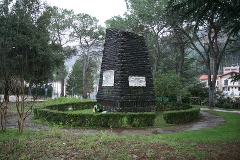Monumento alla Resistenza, dedicato ai caduti, circondato da un tranquillo giardino e alberi.