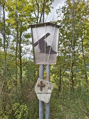 La Via Crucis di Casaglia, con una stazione raffigurante la prima caduta di Cristo, immersa nella natura.