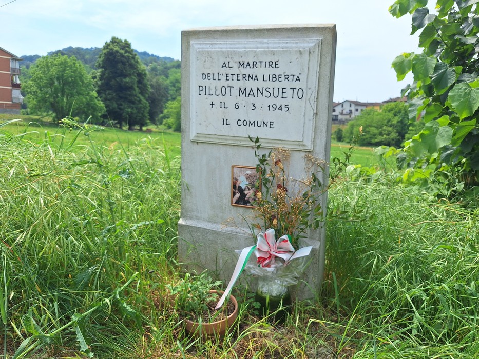 Cippo commemorativo a Pillot, dedicato al martire della libertà, immerso nella vegetazione circostante.
