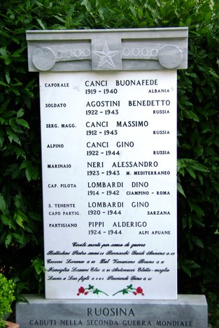 Monumento ai caduti, in memoria dei soldati della Seconda Guerra Mondiale, situato a Ruosina.