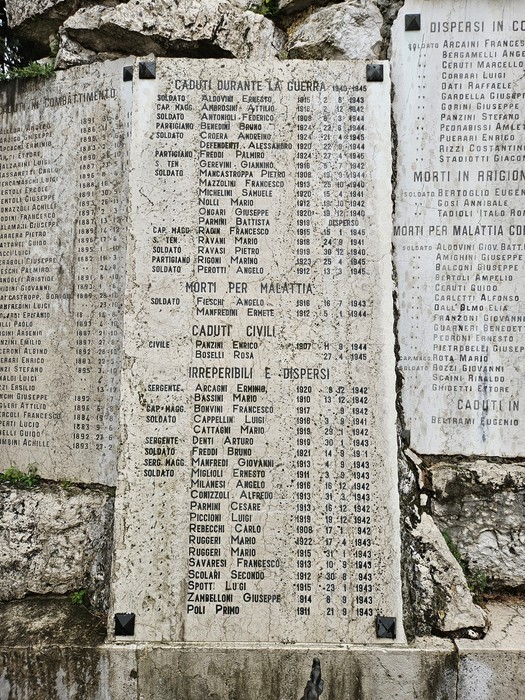 Monumento ai Caduti di Pozzaglio, tributo ai soldati e civili, incastonato in una struttura di pietra.