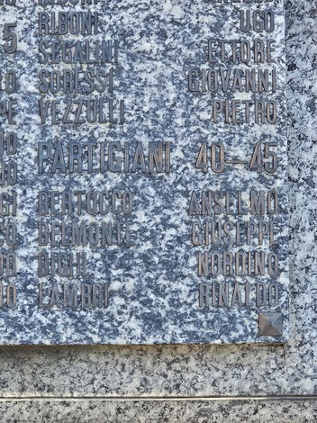 Monumento commemorativo ai caduti di San Rocco al Porto, con iscrizioni in memoria dei partigiani.