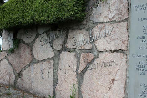 Monumento ai Partigiani al Colletto, una memoria dedicata alla Resistenza, con dettagli in pietra e vegetazione circostante.
