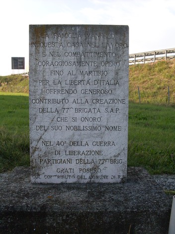 Monumento commemorativo dedicato alla famiglia Manfredi, simbolo di coraggio e libertà.
