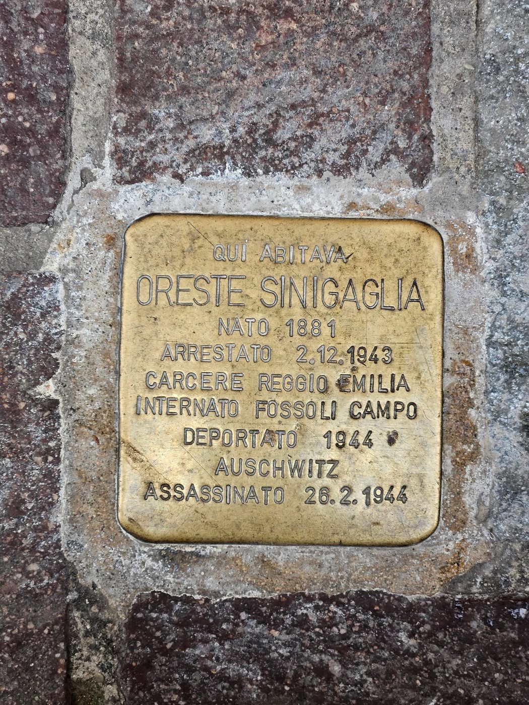 Pietra d'inciampo commemorativa dedicata a Oreste Sinigaglia, con dettagli sulla sua vita e persecuzione.