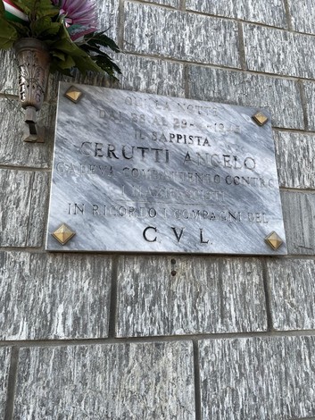 Lapide commemorativa dedicata a Cerutti Angelo, in memoria dei suoi compagni del CVL.