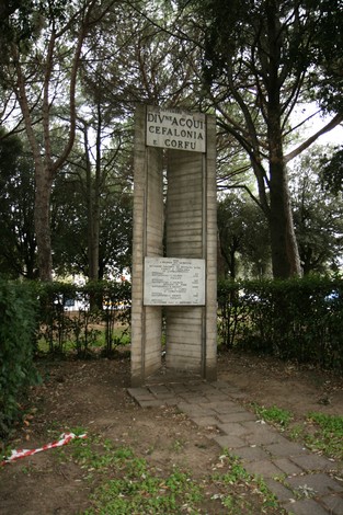 Monumento ai caduti della Divisione Acqui, situato in un'area verde, commemorativo e suggestivo.