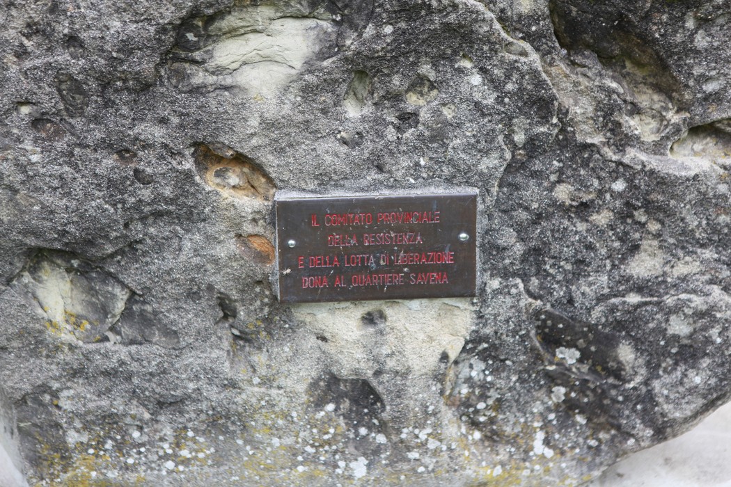 Monumento dedicato alle donne nella Resistenza, raffigurante un messaggio di memoria e lotta per la libertà.
