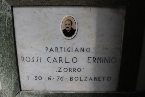 Sacrario dei caduti per la Liberazione con una lapide commemorativa di un partigiano.
