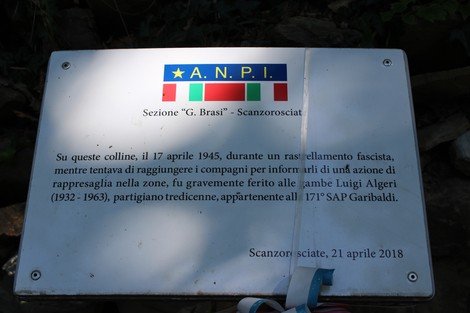 Targa commemorativa ad Algeri che ricorda eventi storici della Resistenza e segnala un luogo di significato.