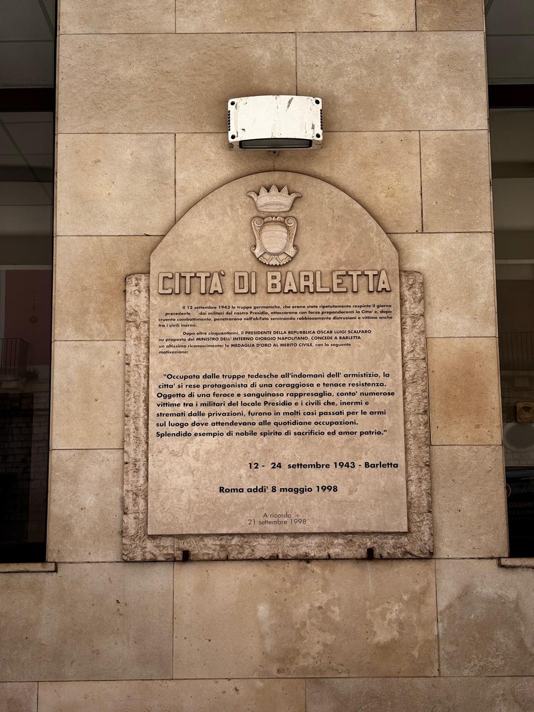Lapide commemorativa per la medaglia d'oro al merito civile di Barletta. Riconoscimento del coraggio heroico.