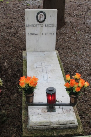 Tomba con lapide di Benedetto Baccelli decorata con fiori arancioni e una lampada rosso.