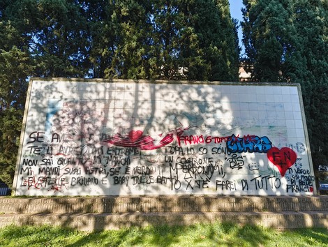 Monumento alla Liberazione e alla Pace, caratterizzato da murales e graffiti che esprimono significati profondi.