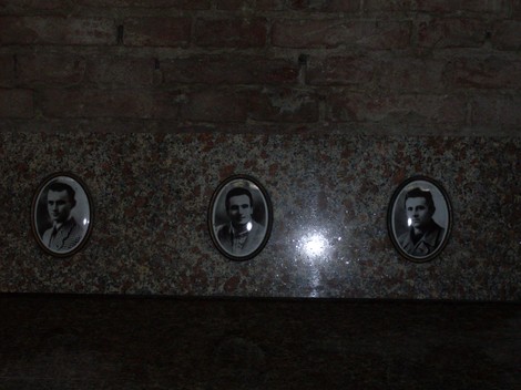 Sacrario dei caduti di Luzzara, commemorazione con ritratti in un ambiente sobrio e rispettoso.