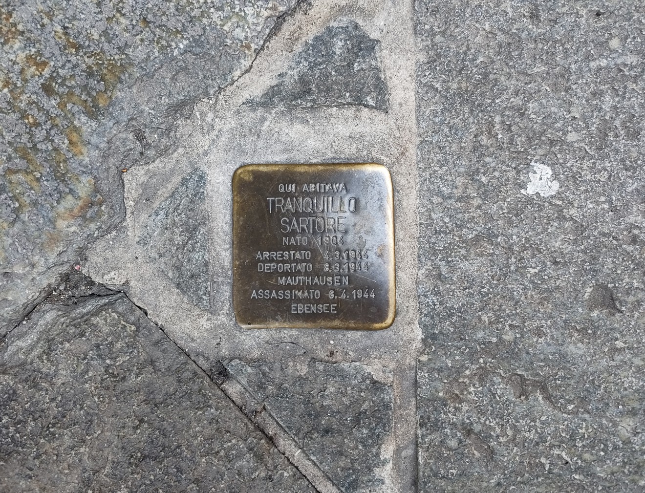 Pietra d'inciampo in memoria di Tranquillo Sartore, commemorando la sua storia e il destino tragico.