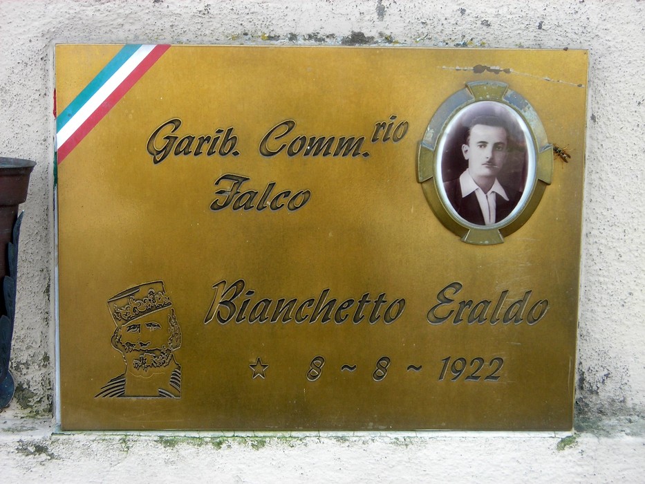 Monumento dedicato a Eraldo Bianchetto, vittima dell'eccidio di Mottalciata, con foto e iscrizione commemorativa.