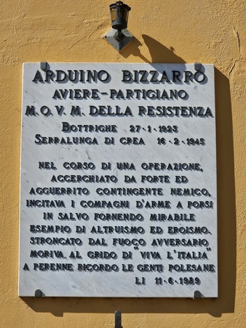 Lapide commemorativa di Arduino Bizzarro, partigiano della Resistenza, situata a Serralunga di Crea.