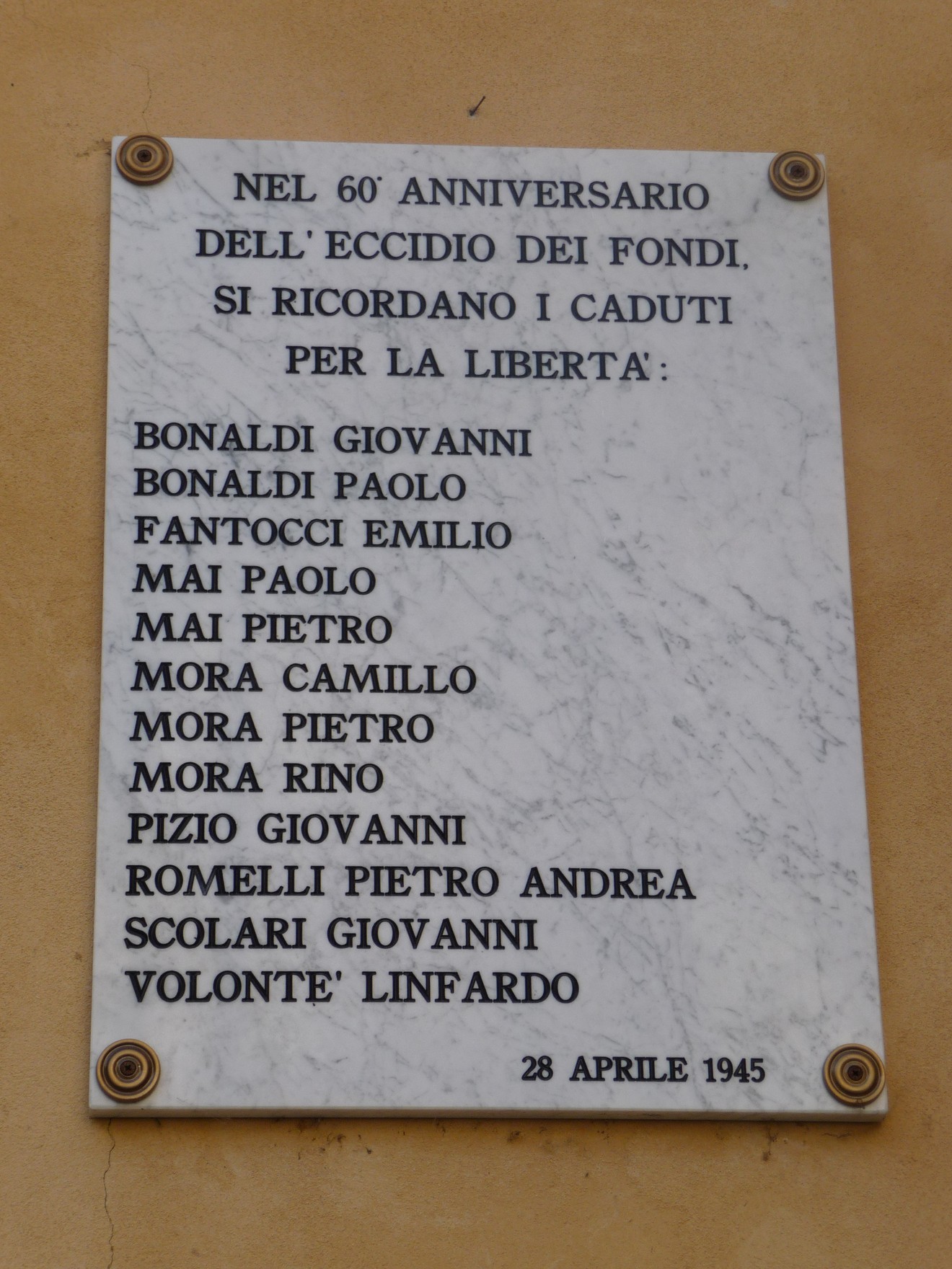 Lapide commemorativa dedicata ai Dodici Caduti per la Libertà, con nomi incisi in marmo.