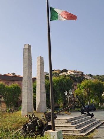 Monumento ai caduti di Scalea, con obelischi e cannoni, simbolo di memoria e rispetto per i sacrifici.