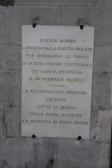 Lapide commemorativa per una bomba inesplosa, situata in una cattedrale di Genova.