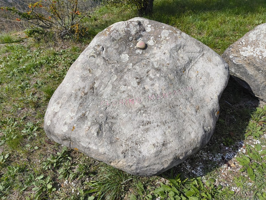 Monumento ai partigiani caduti, situato a Monte Sabbiuno, commemorazione della lotta per la libertà.