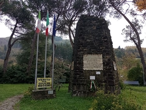Monumento alla Resistenza, simbolo di lotta e libertà, circondato da alberi e bandiere.