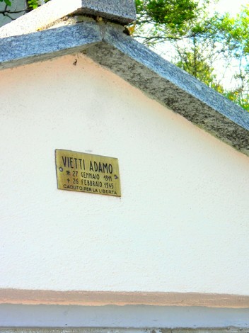 Targa commemorativa di Vietti Adamo, caduto per la libertà, con date di nascita e morte.