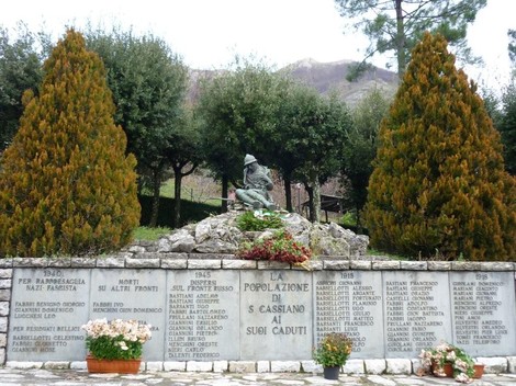 Monumento ai caduti di San Cassiano, in memoria dei militari e civili persi nelle guerre.