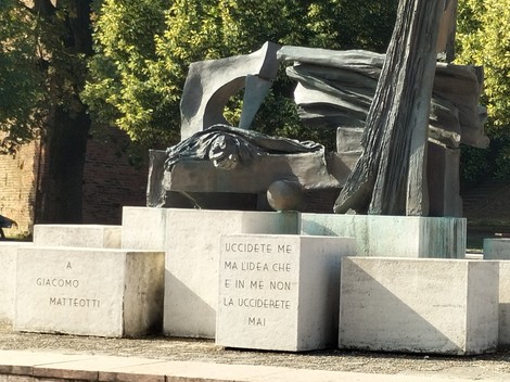 Monumento a Matteotti, commemorazione del politico italiano Giacomo Matteotti con sculture e scritte significative.