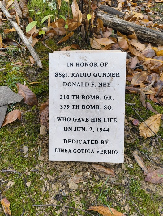 Monumento dedicato all'equipaggio del B25J e a S. Sgt. Donald F. Ney, caduto nel 1944.