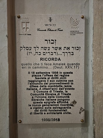 Lapide commemorativa dell'annuncio delle leggi razziali, con un messaggio di ricordo e solidarietà civile.
