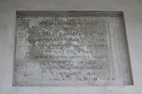 Lapide commemorativa dedicata a Baruffi, Grassi, Perego e Pala, situata in un ambiente monumentale.