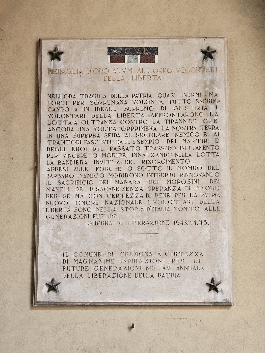 Lapide commemorativa dedicata ai volontari della Libertà, onore ai caduti per la patria e la libertà.
