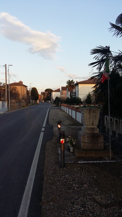 Monumento ai Cinque Martiri, commemorazione in un contesto urbano tranquillo e decorato.