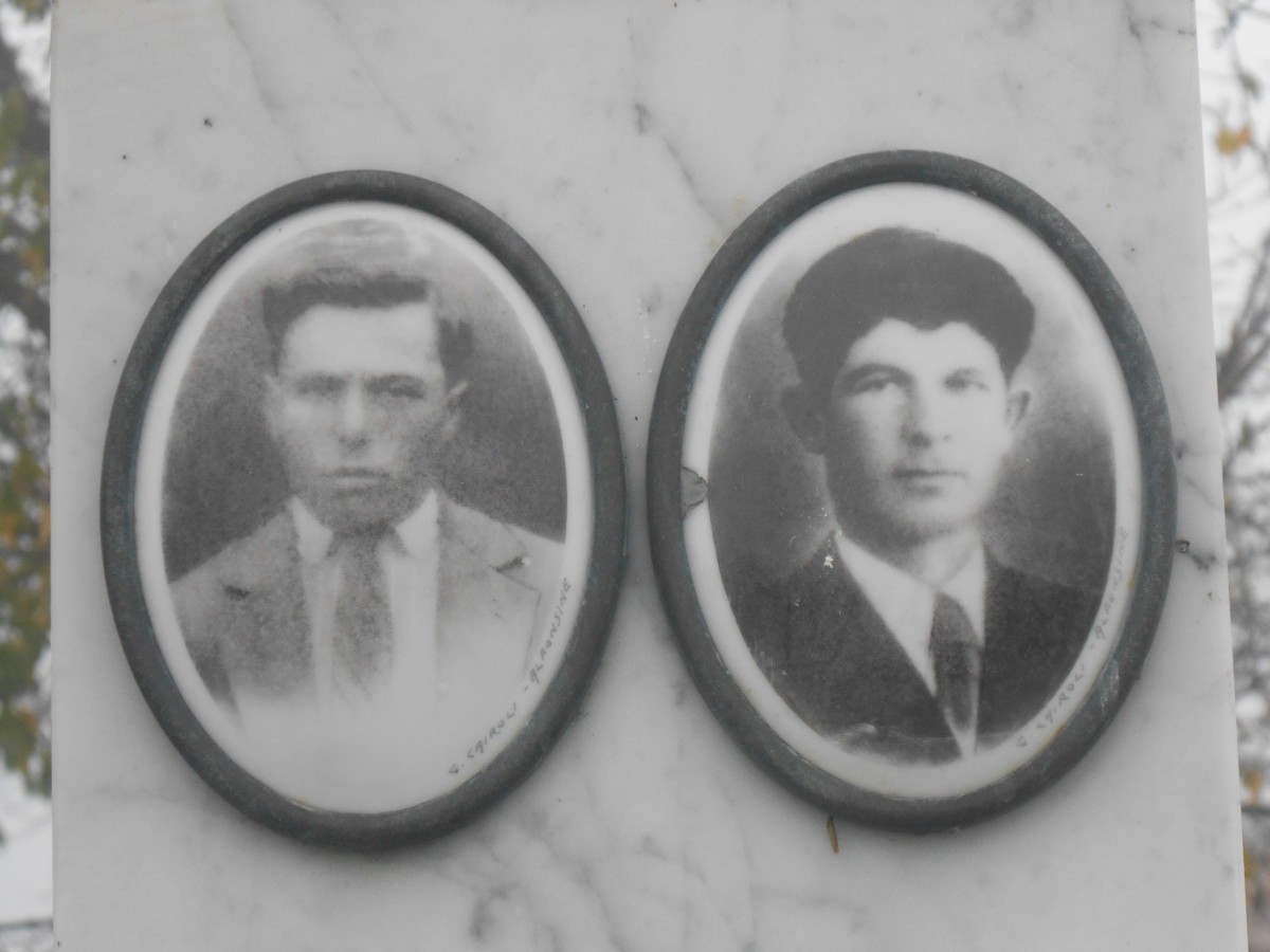 Due ritratti di uomini su un cippo commemorativo, dedicato a Tarroni, Ballotta e Repar.