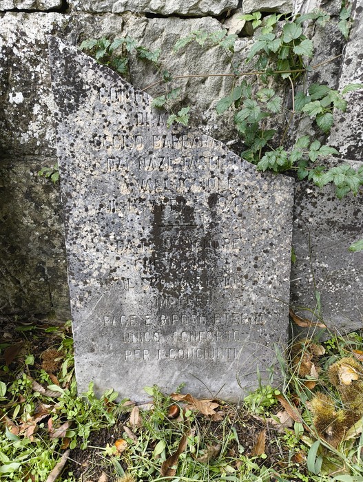 Sepolcri delle vittime dell'eccidio di Vallucciole, commemorazione di un tragico evento storico.
