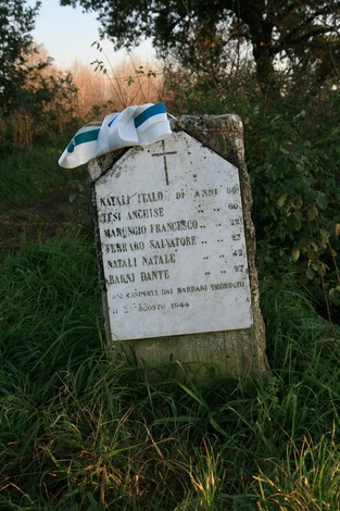 Cippo commemorativo dedicato ai caduti di Casa Silvestri, con elenchi di nomi e date.
