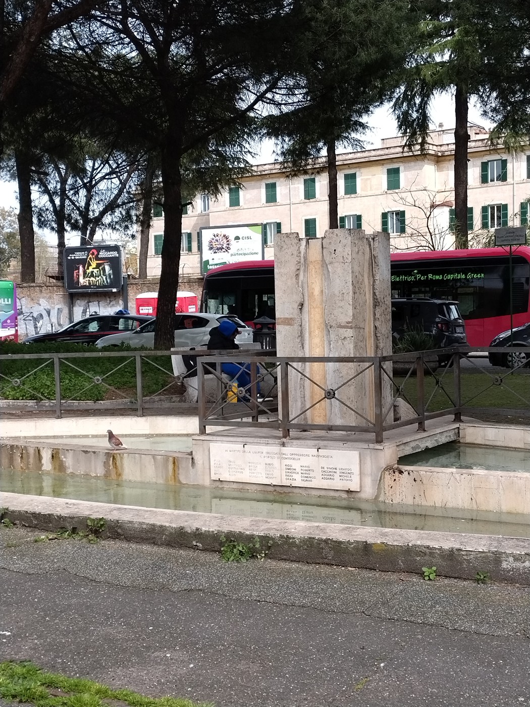 Monumento ai caduti per la libertà di Centocelle, con una struttura in pietra e un'area circostante verde.