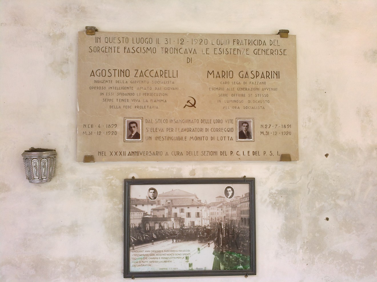 Lapide commemorativa di Agostino Zaccarelli e Mario Gasparini, vittime del fascismo, situata in un luogo storico.