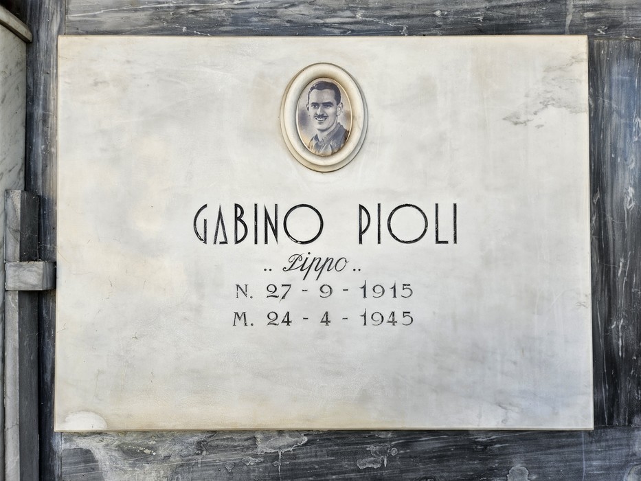 Lapide in marmo con ritratto ovale e iscrizione con nome e date di nascita e morte.