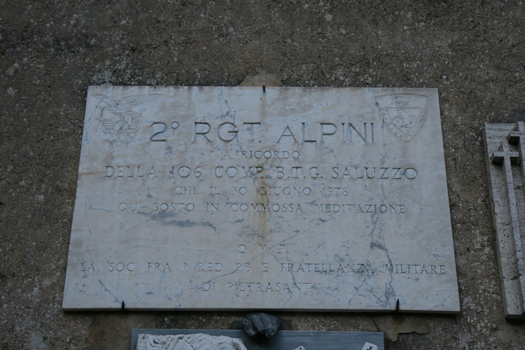 Chiesa di Sant'Anna di Stazzema, un luogo di memoria e riflessione nel cuore delle Alpi Apuane.
