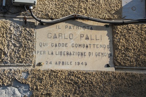 Lapide commemorativa in memoria di Carlo Palli, patriota caduto per la liberazione di Genova il 24 aprile 1945.