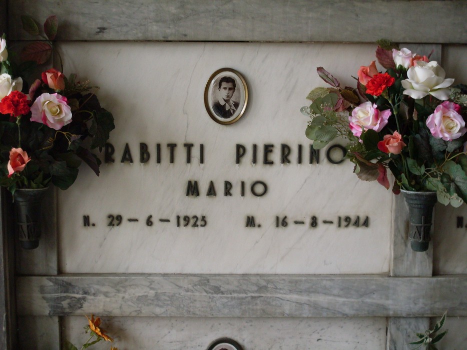 Monumento commemorativo ai caduti, con decorazioni floreali, in onore della libertà a Rio Saliceto.