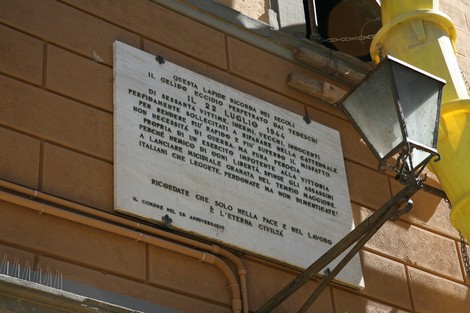 Lapide commemorativa alle vittime del Duomo, in ricordo dei soldati tedeschi uccisi durante il conflitto.