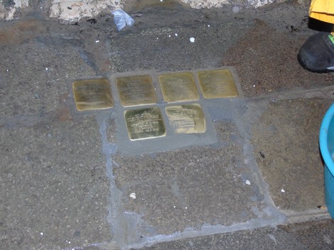 Pietre d'inciampo dedicate alla famiglia Nacamulli, commemorando la memoria a Fano e Ravà.