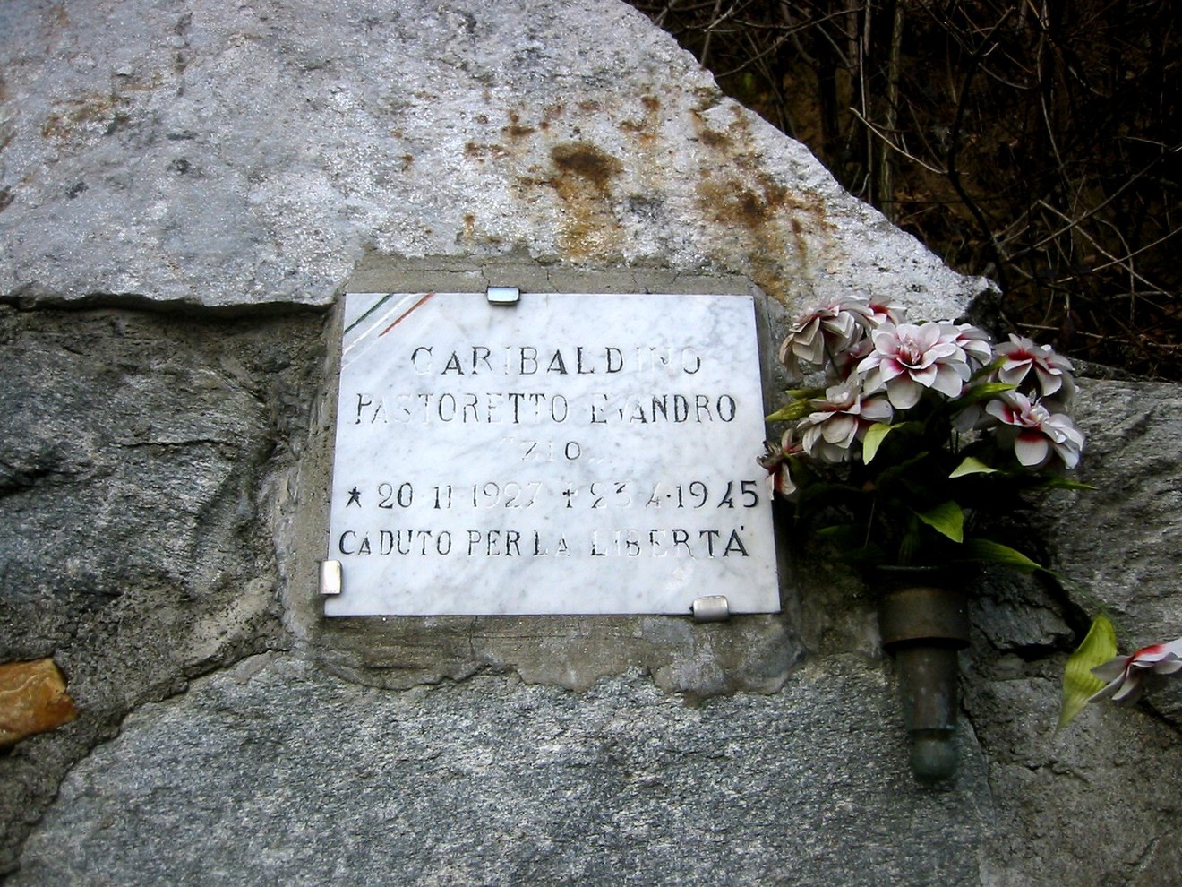 Lapide commemorativa a Pastoretto in onore di un caduto per la libertà.