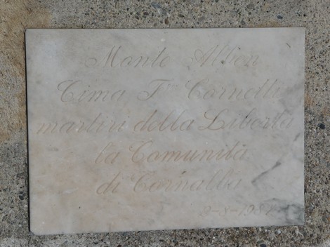 Croce commemorativa dedicata ai martiri della libertà dei Fratelli Cornetti.