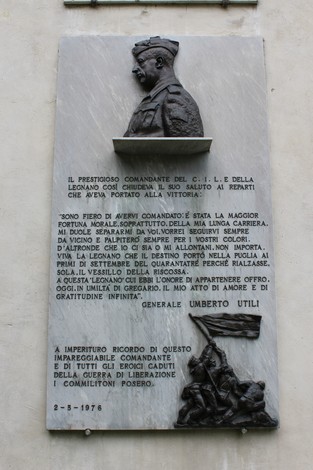 Lapide commemorativa con busto di Unberto Utili, dedicata ai caduti nella guerra di liberazione.