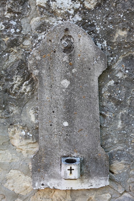 Vecchi sepolcri nel cimitero di San Martino, con eleganti dettagli architettonici e usura del tempo.